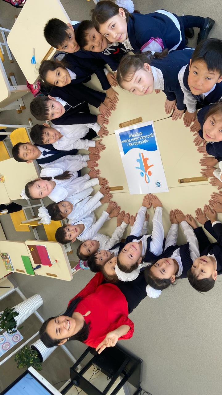 “ДосболLIKE: достық қолын ұсын!” акциясына 1 Е сынып білім алушылары қатысуда.