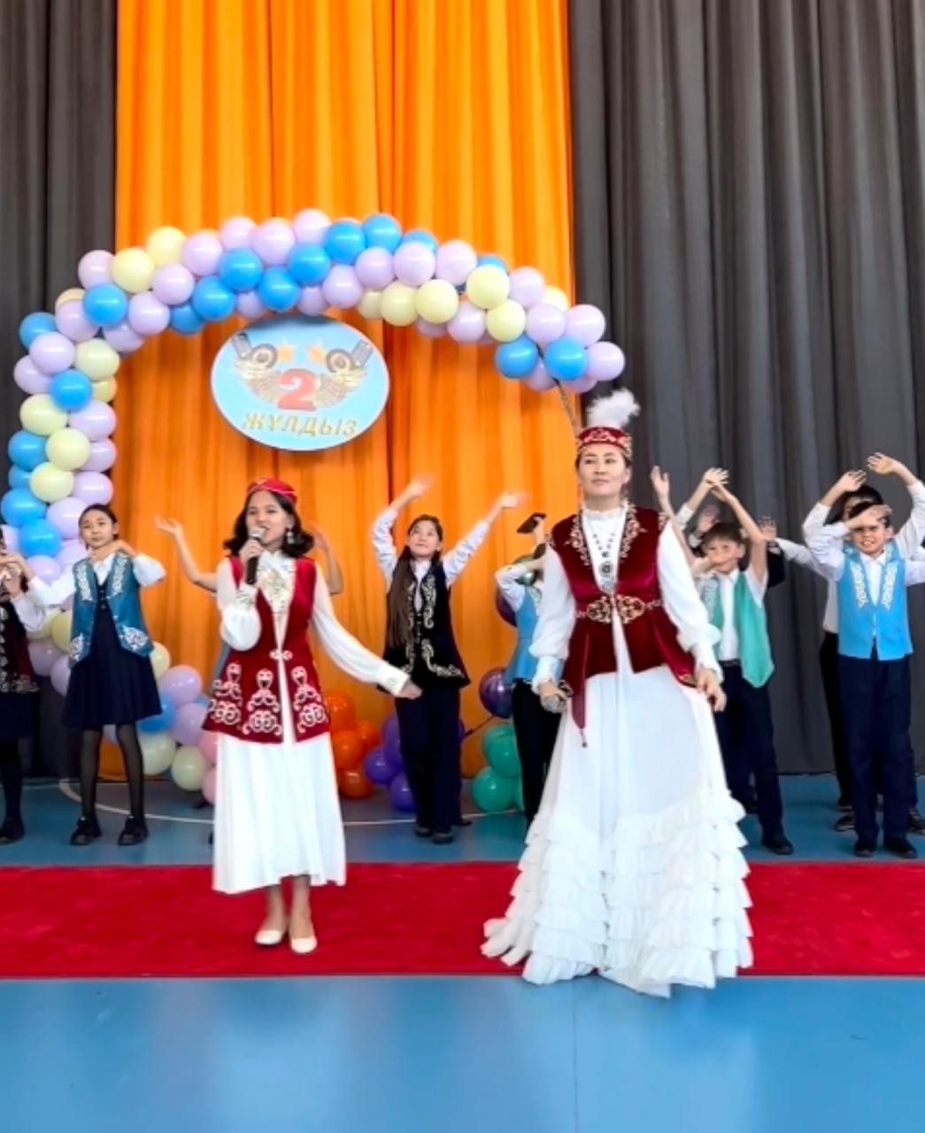 5-6 сыныптар арасында «Екі жұлдыз» өнер байқауы өтті.