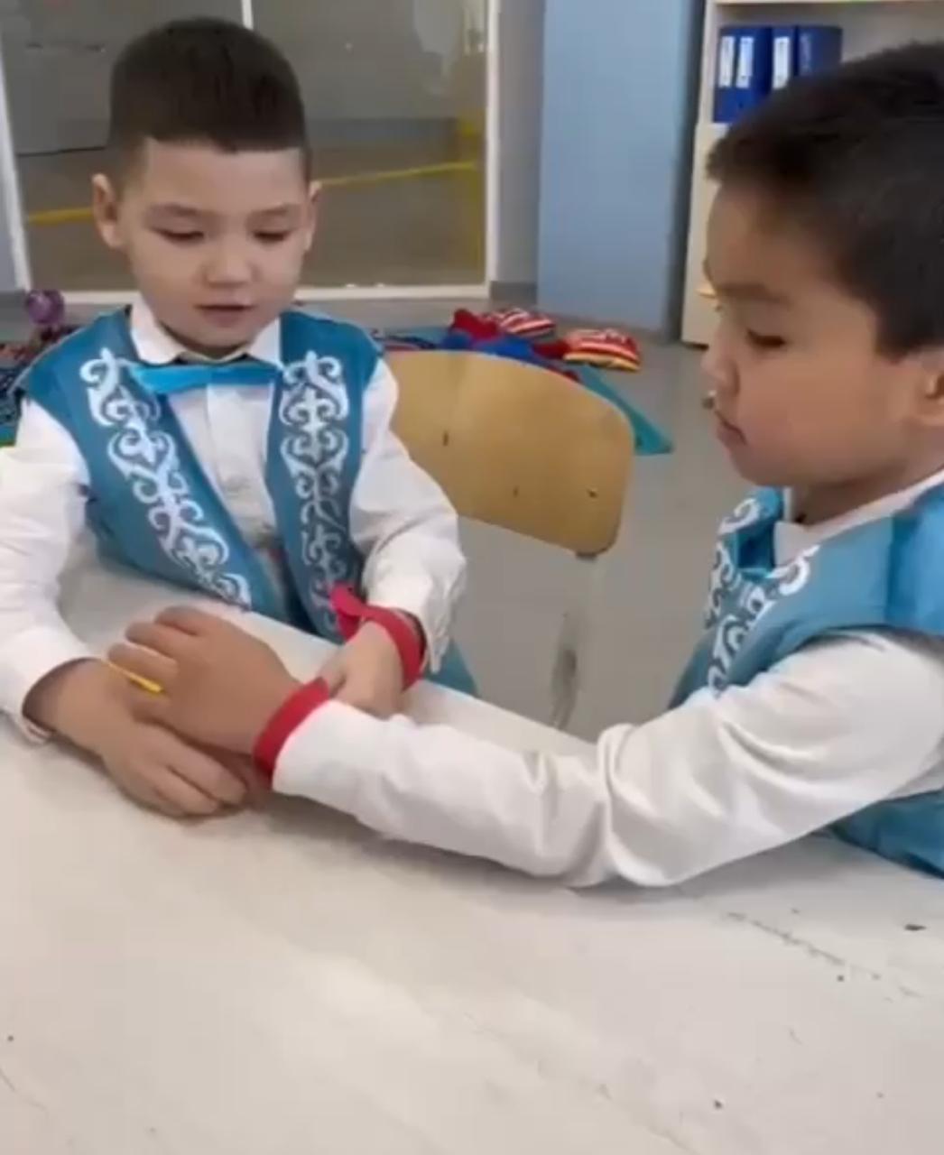 “ДосболLIKE: достық қолын ұсын!” акциясына даярлық сынып білім алушылары қатысуда.