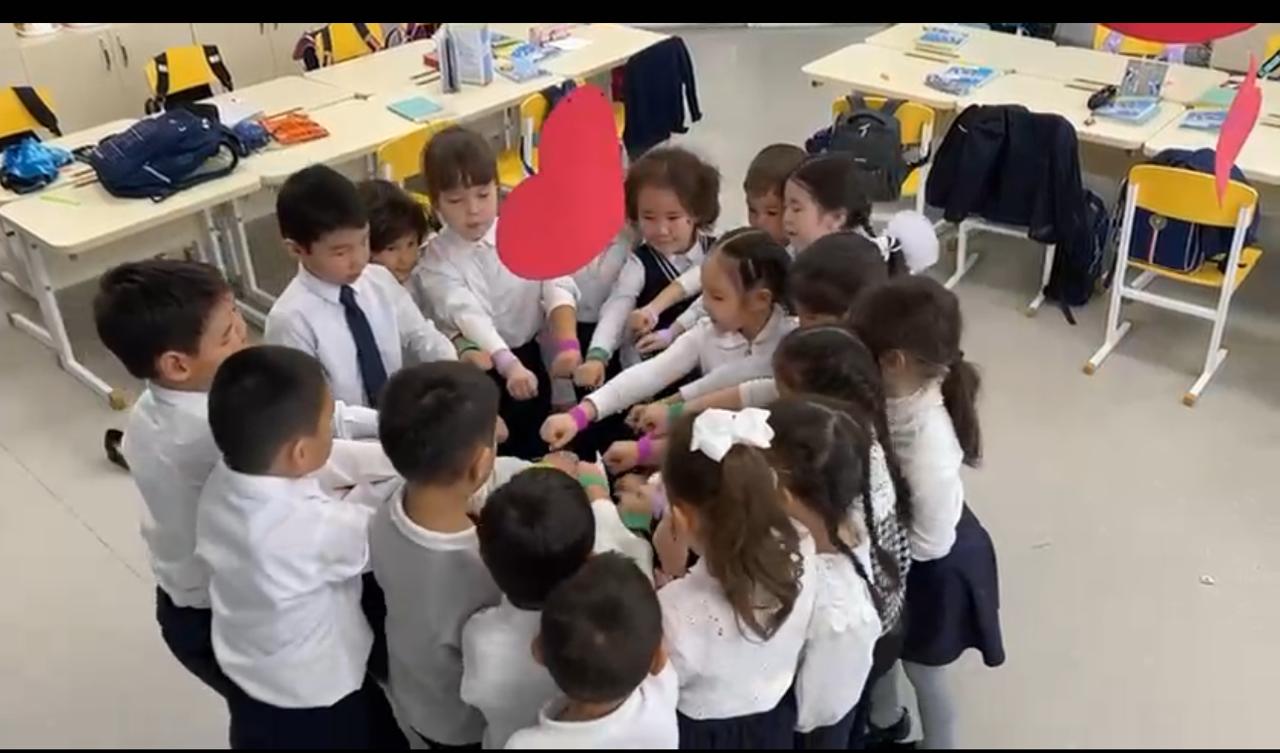 “ДосболLIKE: достық қолын ұсын!” акциясына 1 Д сынып білім алушылары қатысуда.