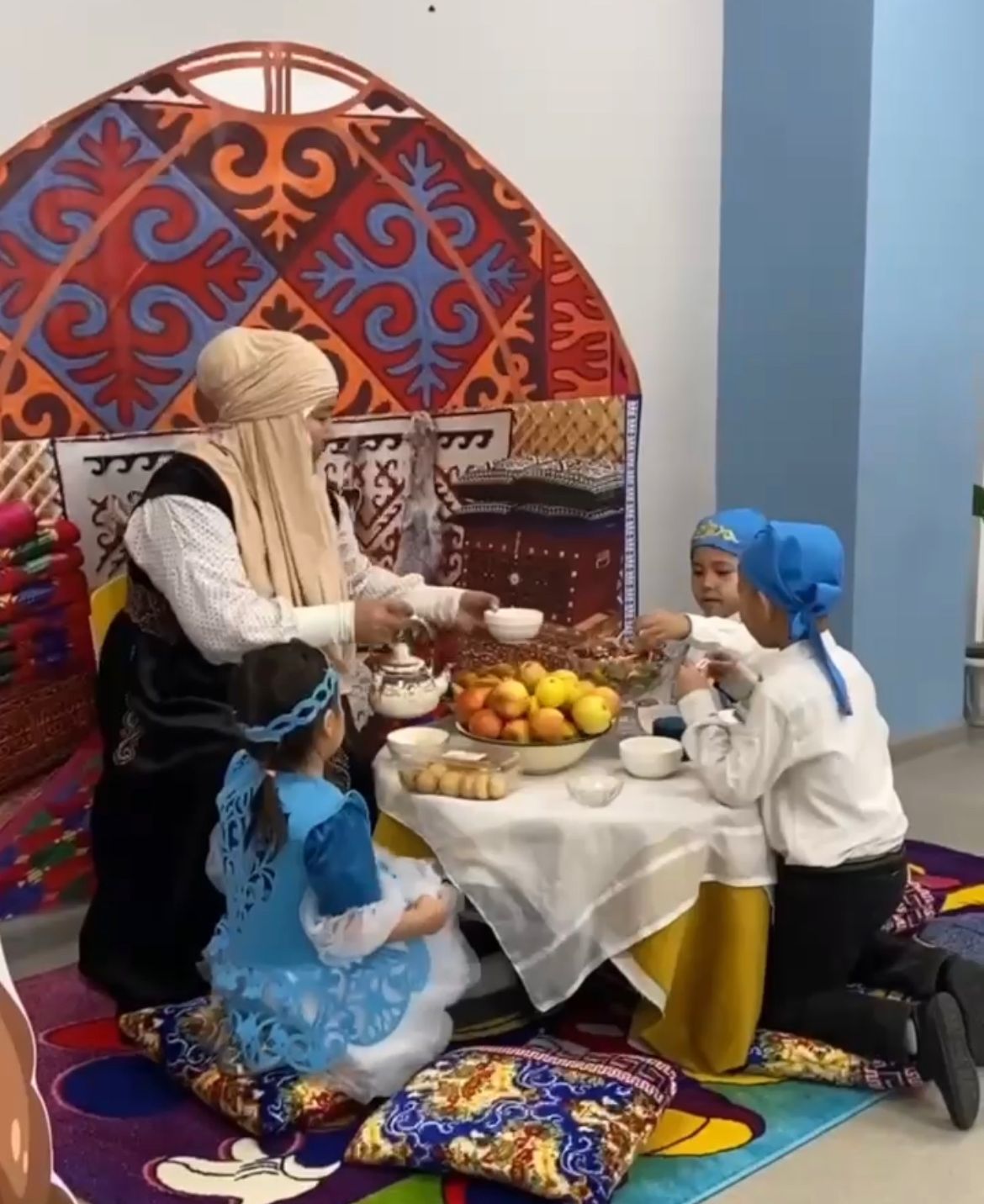 “Мақта қыз бен мысық” ертегісін балалардың театрландырылған көрінісі ұйымдастырылды.