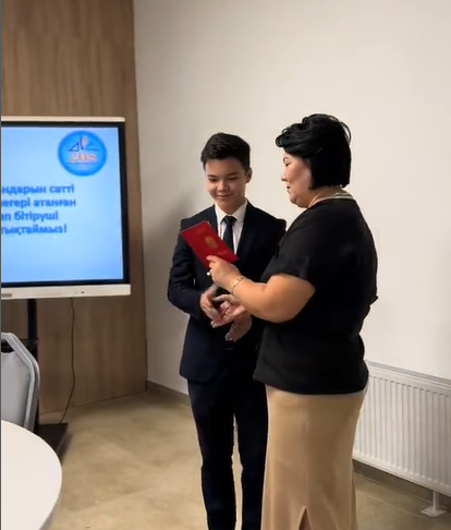 Бүгін мектеп -гимназиямыздың 9-шы сыныпты аяқтаушы оқушыларға арнап аттестат тапсыру салтанатты жиыны өтті.