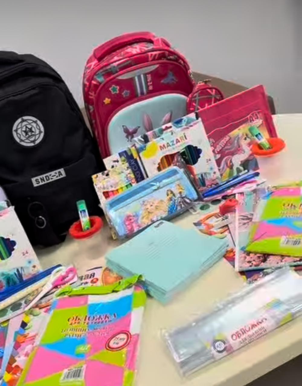 «Мектепке жол» акциясы аясында демеушілер тарапынан көпбалалы, аз қамтылған отбасы балаларына кеңсе тауарлары мен сөмкелер берілді.