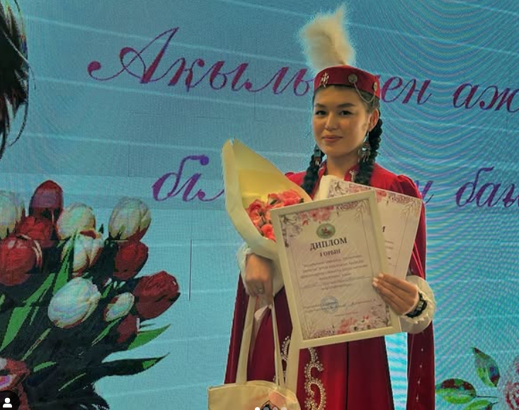 №208 мектеп-гимназиясының 10-сынып оқушысы Жұматай Тоғжан “Ақын қыз” номинациясымен және үздік нәтиже көрсетіп, І орын иеленіп, марапатталды!